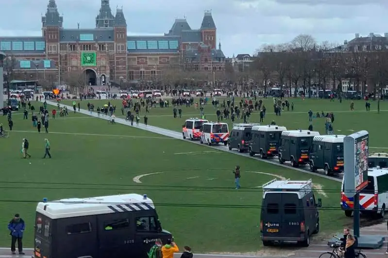 В Гааге при разгоне протестующих полиция применила водомет и кинологов с собаками