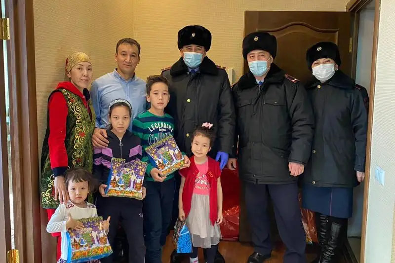 Полицейские Нур-Султана навестили многодетные семьи сотрудников