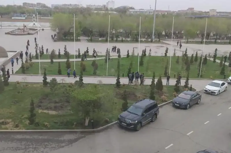 В Атырау расследуют поступок блогера, собравшего толпу для поиска «клада» около акимата