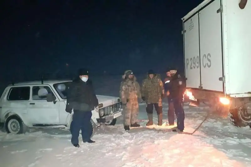Замерзающих рыбаков из СКО спасли в Костанайской области