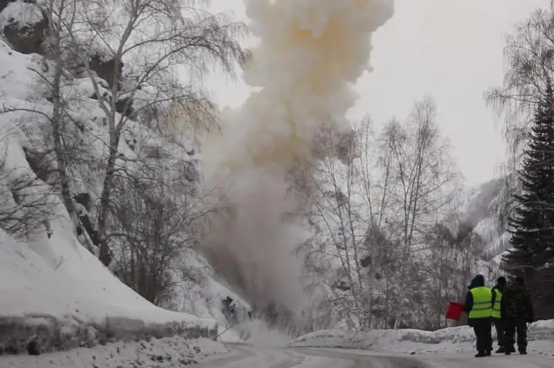 Склоны гор очищают от снега в ВКО