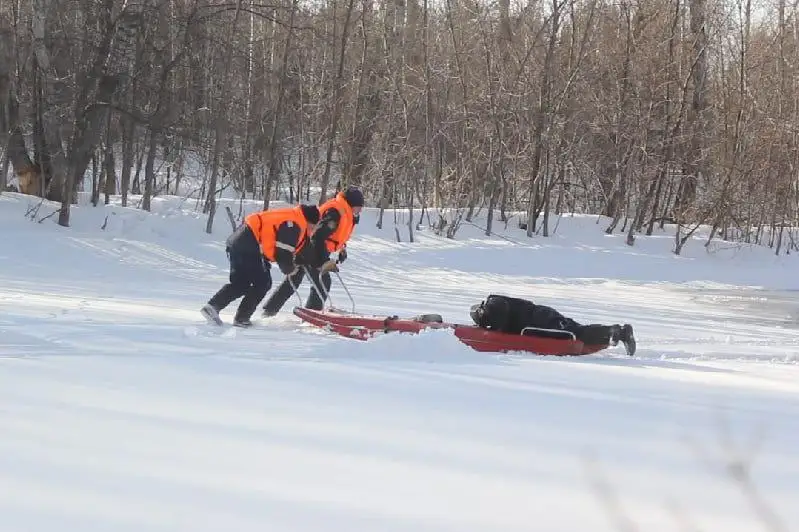 Учения по спасению ребенка на льдине провели в ВКО