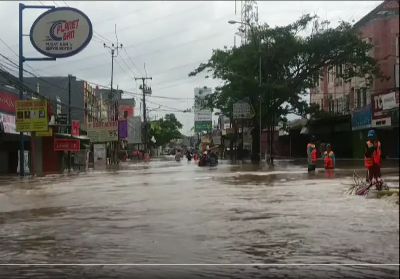 Наводнение в столице Индонезии: более 1300 жителей покинули свои дома