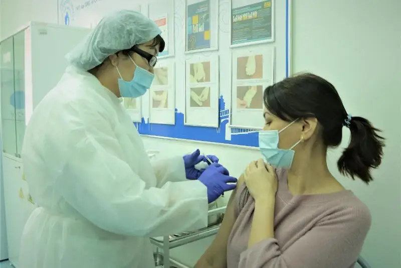 Прививку от коронавируса в столице получили 1 640 человек