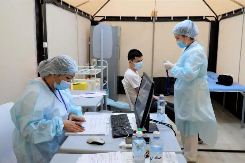 Прививочные пункты откроются в ТРЦ «Керуен» и комплексе «Абу-Даби Плаза» в столице