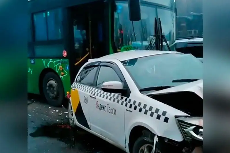 Крупное ДТП с автобусами и такси произошло в Алматы: пострадал человек
