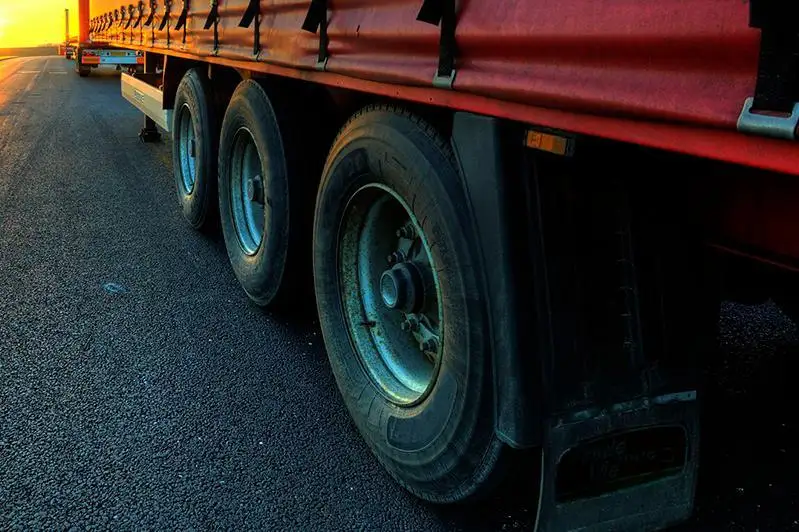 За проезд грузовиков через границу осужден инспектор в Жамбылской области