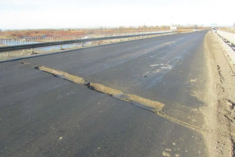 Более 2 тысяч дефектов при обследовании автодорог выявили в Жамбылской области