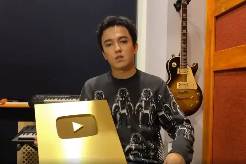 Dımash Qudaıbergenniń Youtube arnasy «altyn batyrmaǵa» ıe boldy