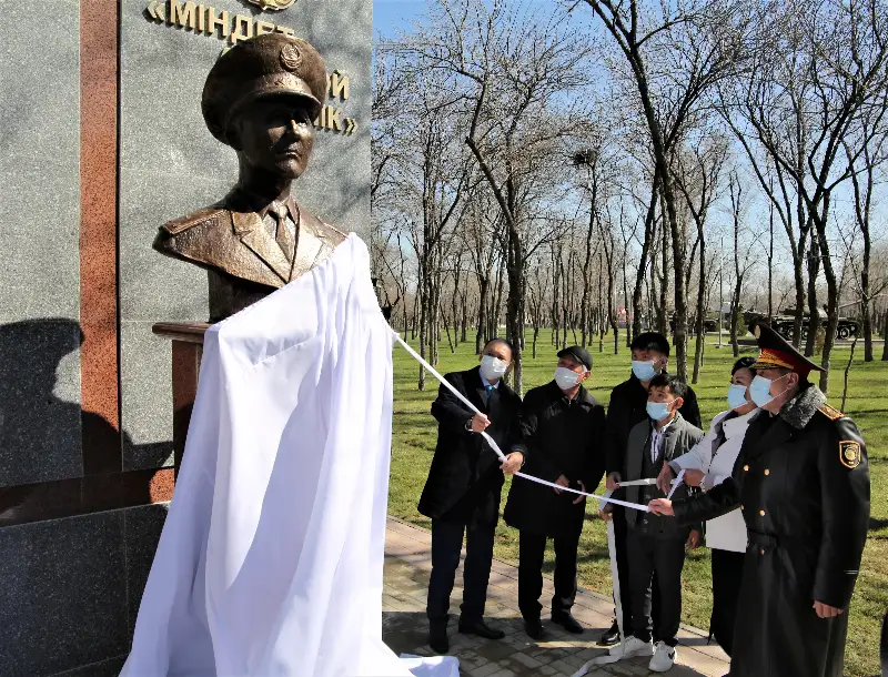 В Таразе открыли памятник Халық Қаһарманы Газизу Байтасову