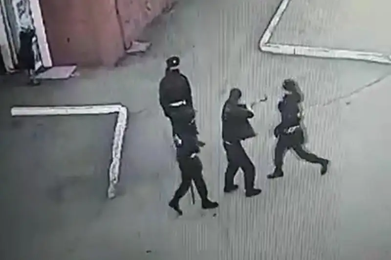 Нетрезвый мужчина напал на пеший патруль в Петропавловске