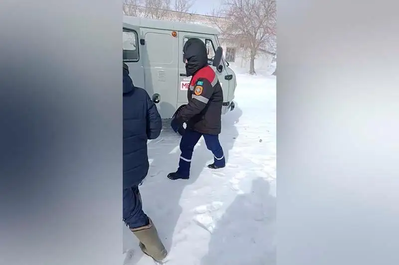 В сильные бураны костанайские спасатели помогают медикам с транспортировкой  больных