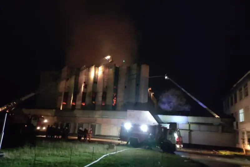 Здание Таразского металлургического завода загорелось из-за бытового мусора