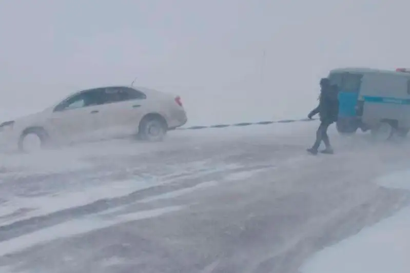 Выбраться из снежного заноса помогли водителю костанайские полицейские