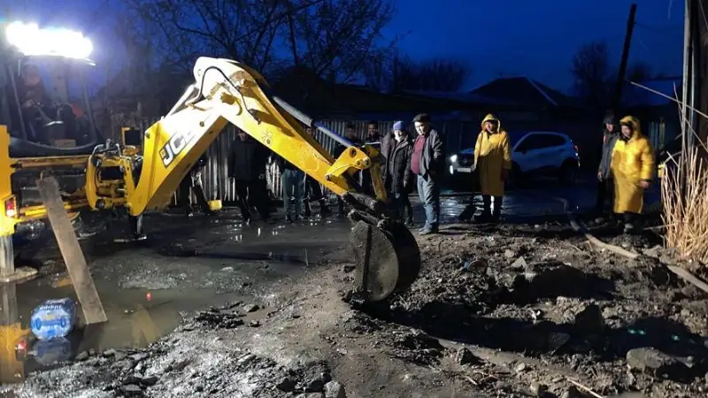 Спецтехника в подтопленных районах Тараза продолжает работать без перерыва