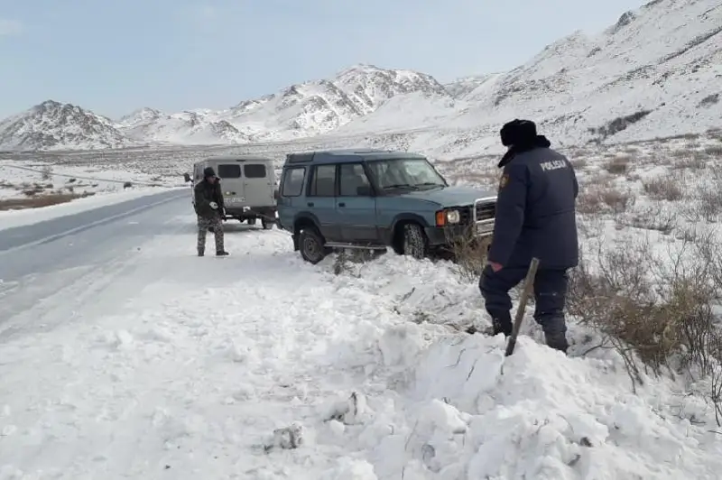 Вылетевшему в кювет водителю помогли полицейские ВКО