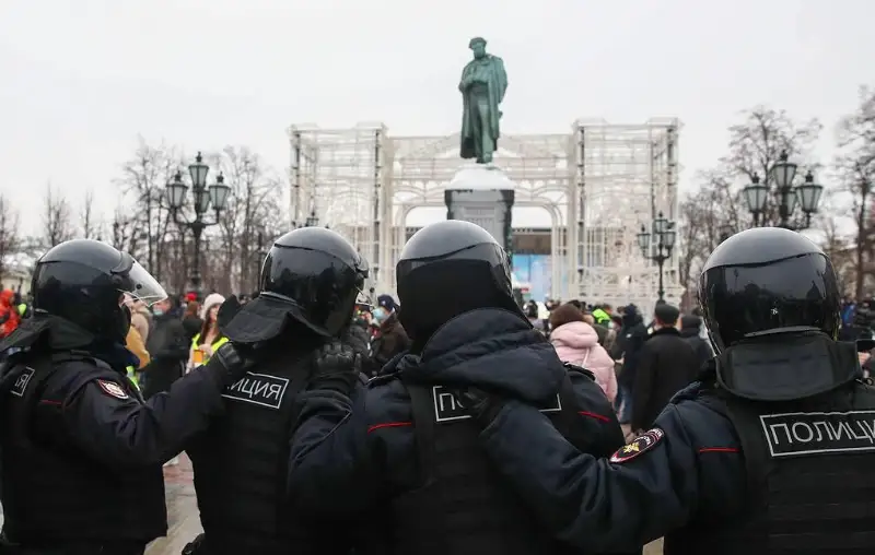 Около четырех тысяч человек участвуют в незаконной акции в центре Москвы