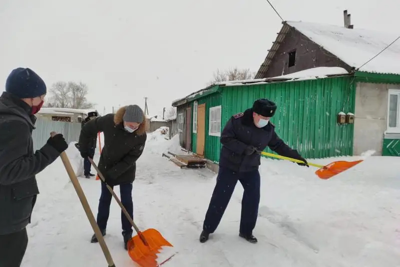 #ДелайДобро: помочь пенсионерам с уборкой снега призывает молодежь СКО