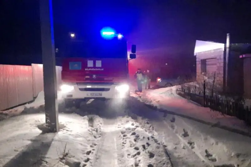 Мужчину спасли из огня пожарные в Семее
