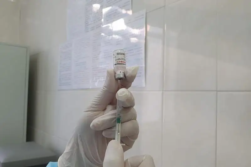 Свыше 1 800 работников образования столицы получили вакцину от КВИ