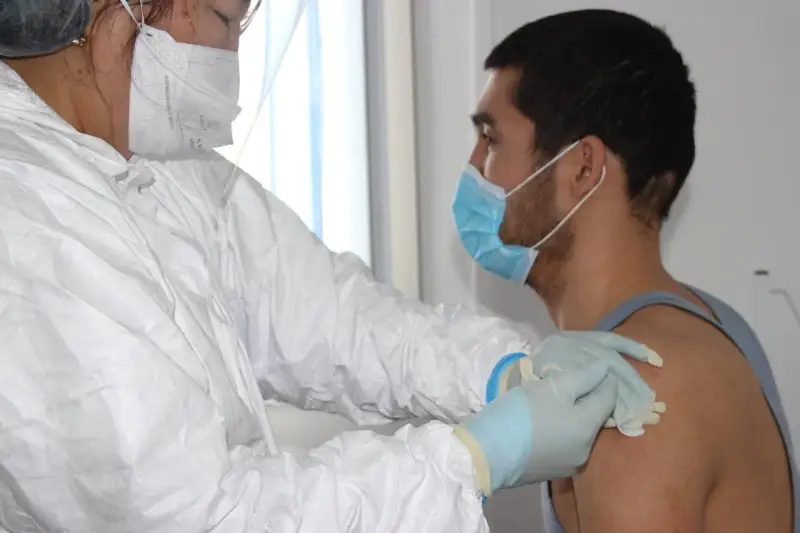 На Тенгизе вакцинируют 210 медицинских работников