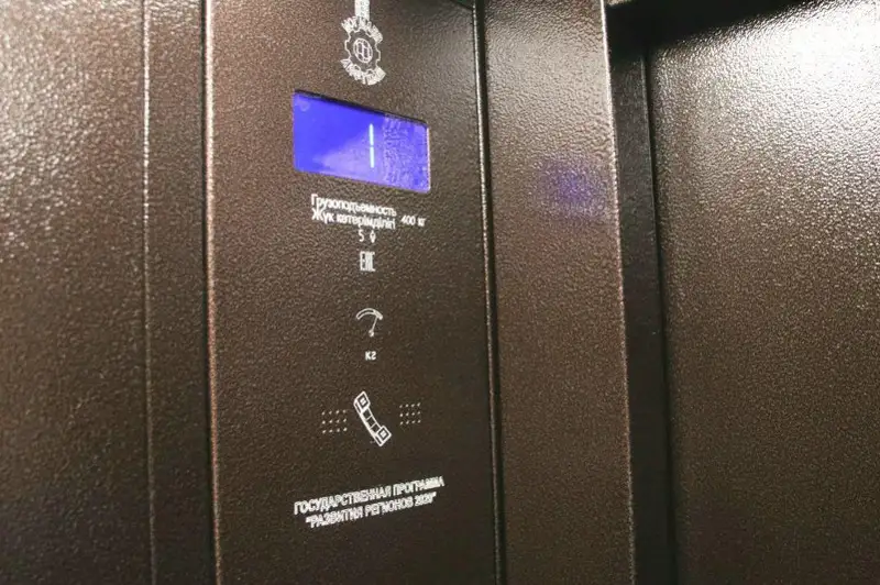 Sátbaevtaǵy kóp qabatty úılerde lıftiler qalpyna keltirilýde