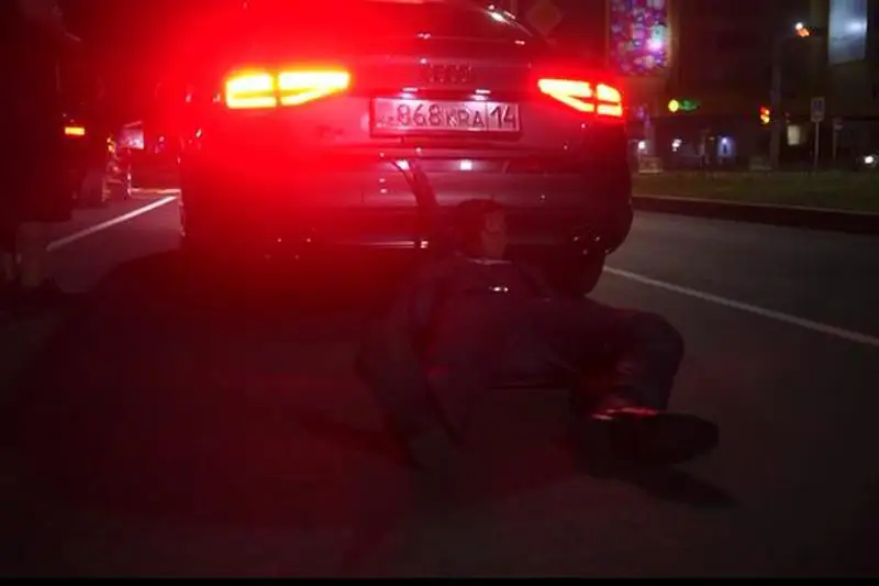 Видео с привязанным человеком к легковушке прокомментировали в полиции Павлодара