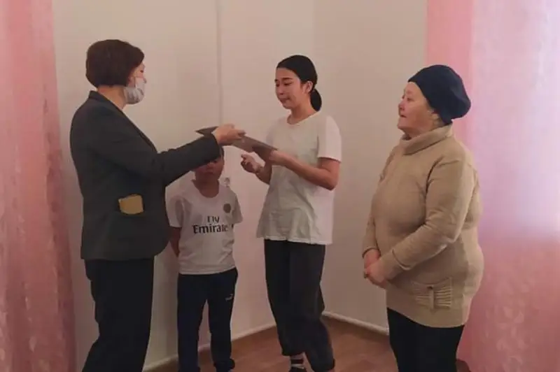 Aqyn Aqushtap Baqtygereeva baýyrlaryn órtten alyp shyqqan 16 jasar qyzǵa qolushyn sozdy