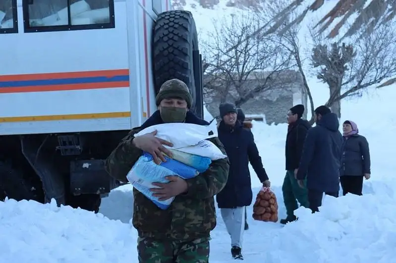 Горное село замело снегом в Туркестанской области: жителям подвозят продукты