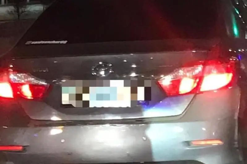 Подросток разъезжал на машине с закрытым медицинской маской госномером в Атырау