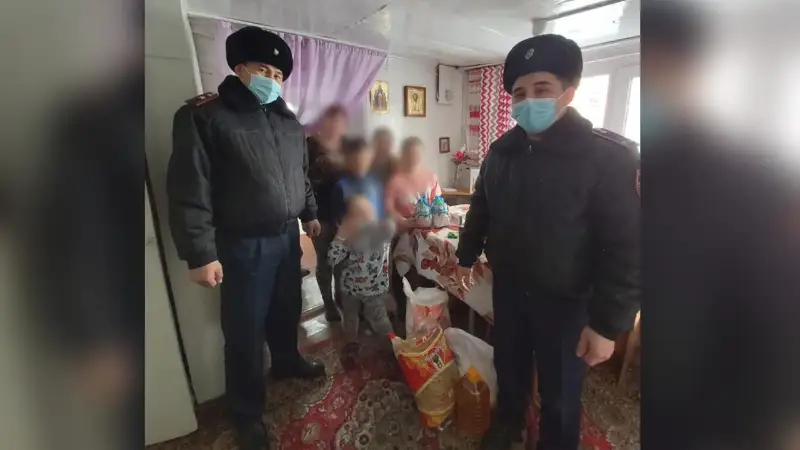 Месячным запасом продуктов обеспечили малоимущие семьи сотрудники УИС