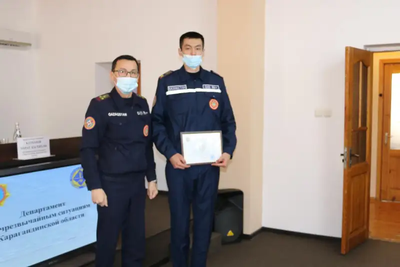 Спасших четверых детей спасателей наградили в Караганде