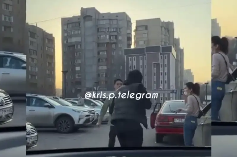 Драка мужчин «с ножом» попала на видео в Алматы
