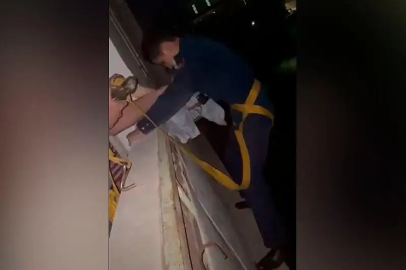 Атырауский полицейский через балкон проник в квартиру ради спасения ребенка