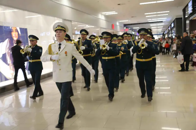 Музыкальный подарок женщинам Тараза преподнес военный оркестр РгК «Юг»