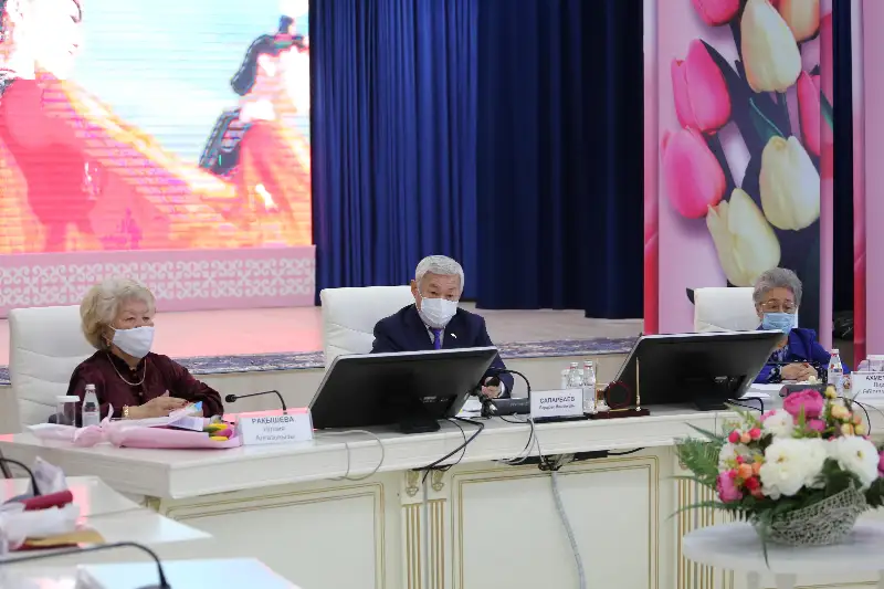 Жамбылских женщин поздравил с 8 марта Бердибек Сапарбаев