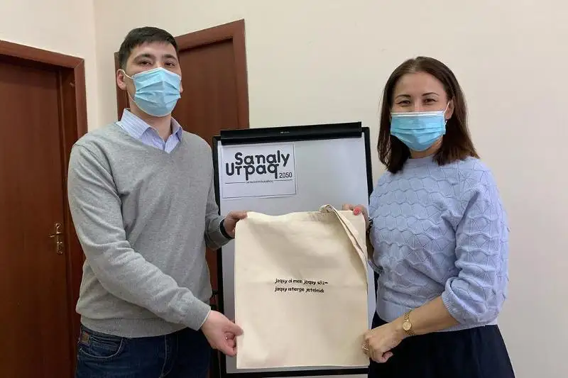 Эко-шоперы и худи: в Костанае к юбилею Ыбырая Алтынсарина выпускают продукцию с принтами и цитатами