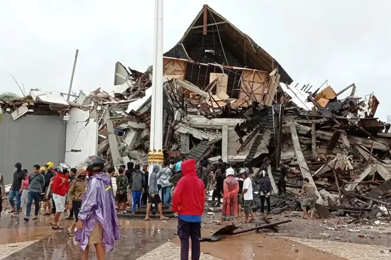 Indonezııadaǵy jer silkinisi: 26 adam qaza taýyp, 600-den astamy zardap shekti