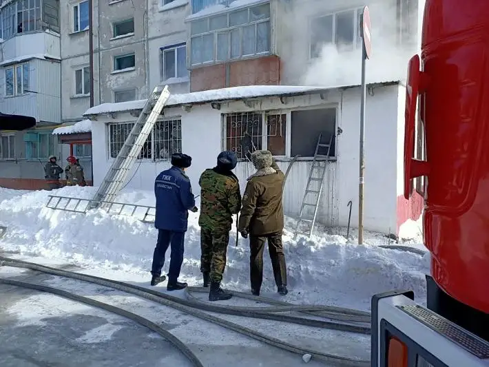 Проезжавший мимо гвардеец спас из горящего дома трех человек в Петропавловске