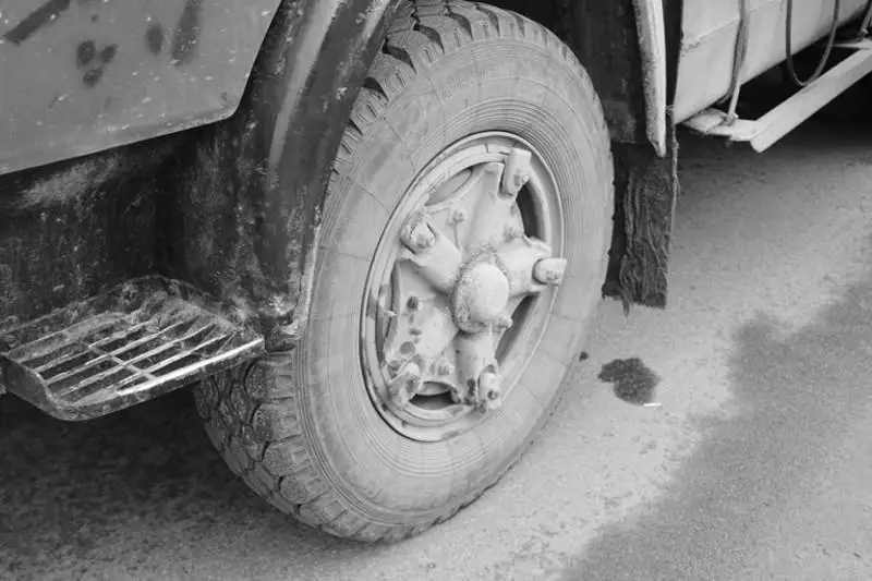 Грузовик насмерть сбил женщину в Алматы