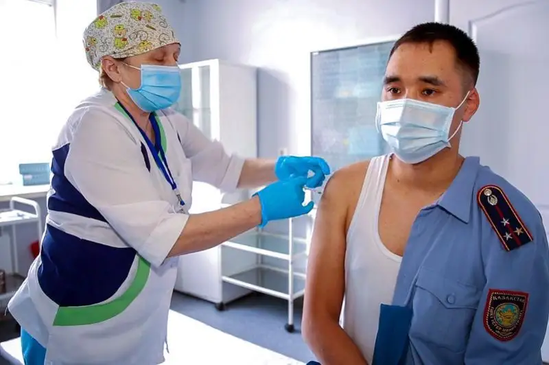 Педагоги и полицейские ВКО начали прививаться против КВИ в рамках 3-го этапа вакцинации