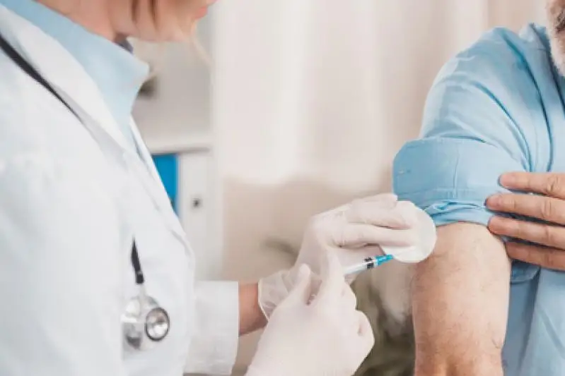 Коронавирус: разрешается ли вакцинироваться лицам старше 65 лет