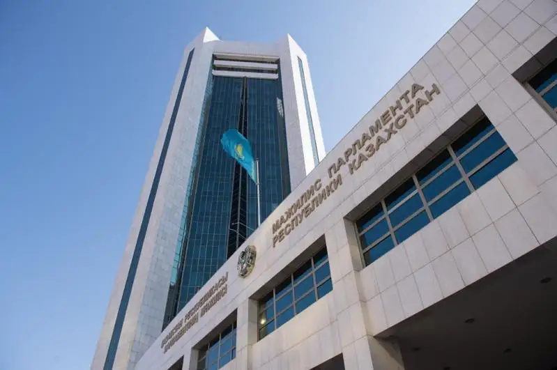 В Мажилисе проходят консультации парламентского большинства и парламентской оппозиции