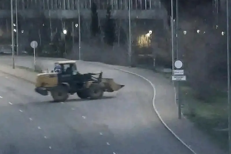 Девушка угнала погрузчик и совершила ДТП в Нур-Султане