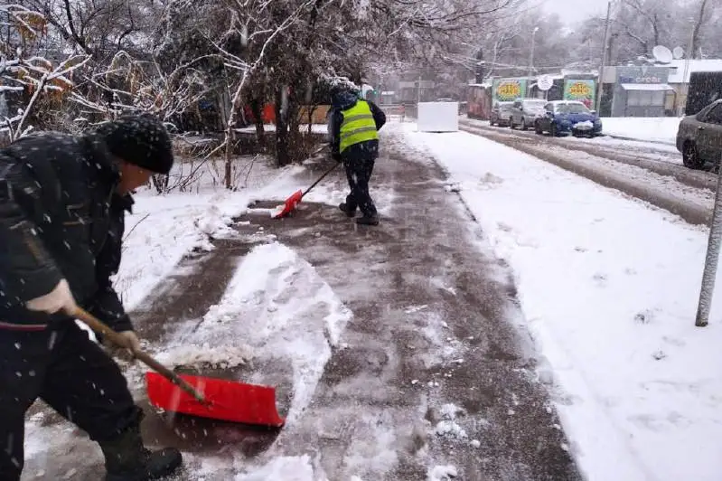 Полторы тысячи человек чистят улицы после снегопада в Алматы