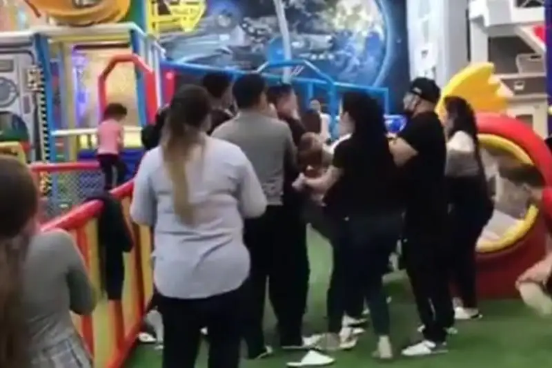 Драка произошла между родителями детей в ТРЦ Алматы