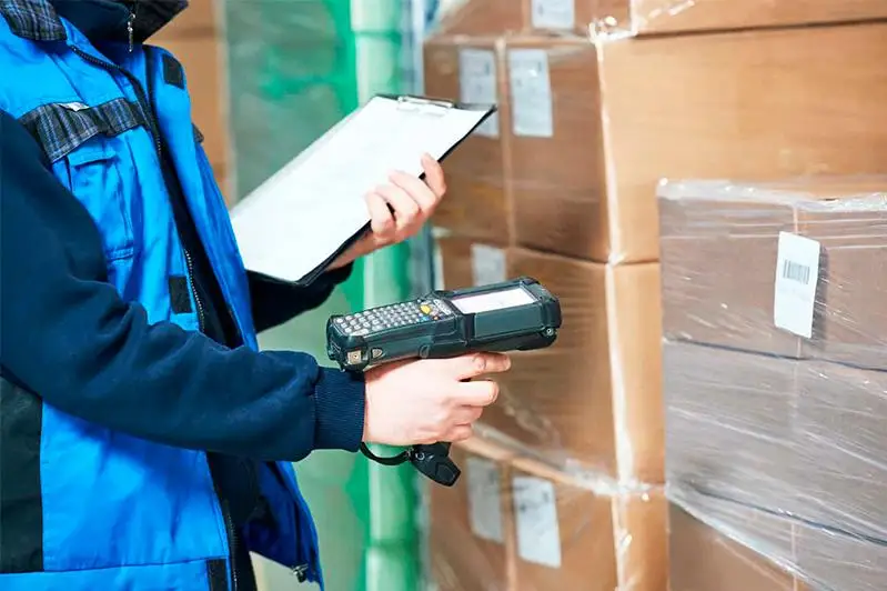 Аскар Мамин поручил разработать новые подходы по противодействию нелегальному торговому обороту на границе