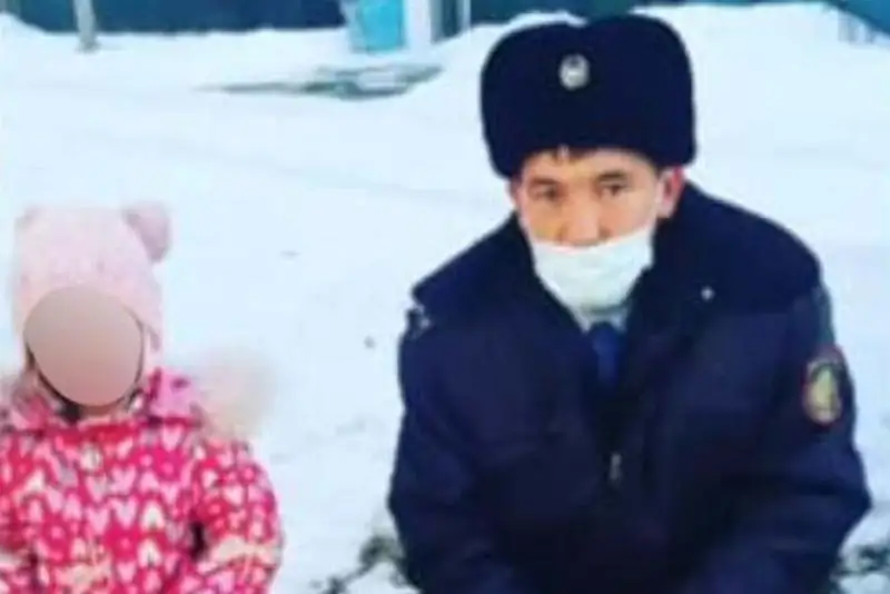 Потерявшуюся трехлетнюю девочку нашли полицейские Текели
