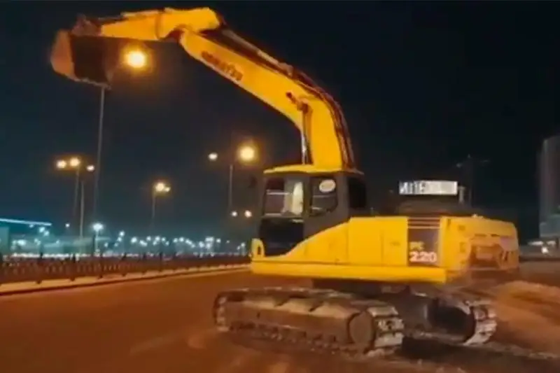 Пьяный карагандинец угнал экскаватор в столице