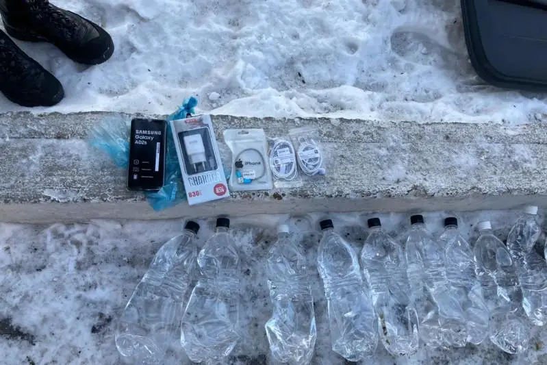 Túrmege kirgen mashınanyń esigine 20 lıtr ishimdik pen telefon jasyrylǵan bolyp shyqty - ShQO